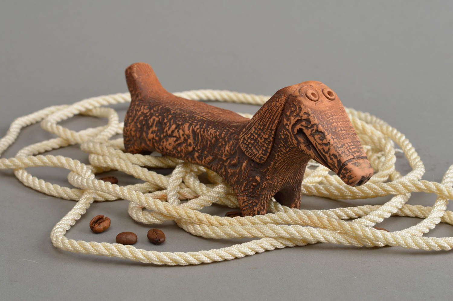 Völkische braune schöne ethnische Lippenpfeife aus Ton in Form des Hundes  foto 1