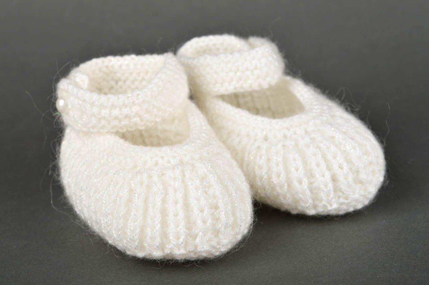 Chaussons au crochet faits main Chaussures bébé blancs jolis Vêtement bébé photo 3