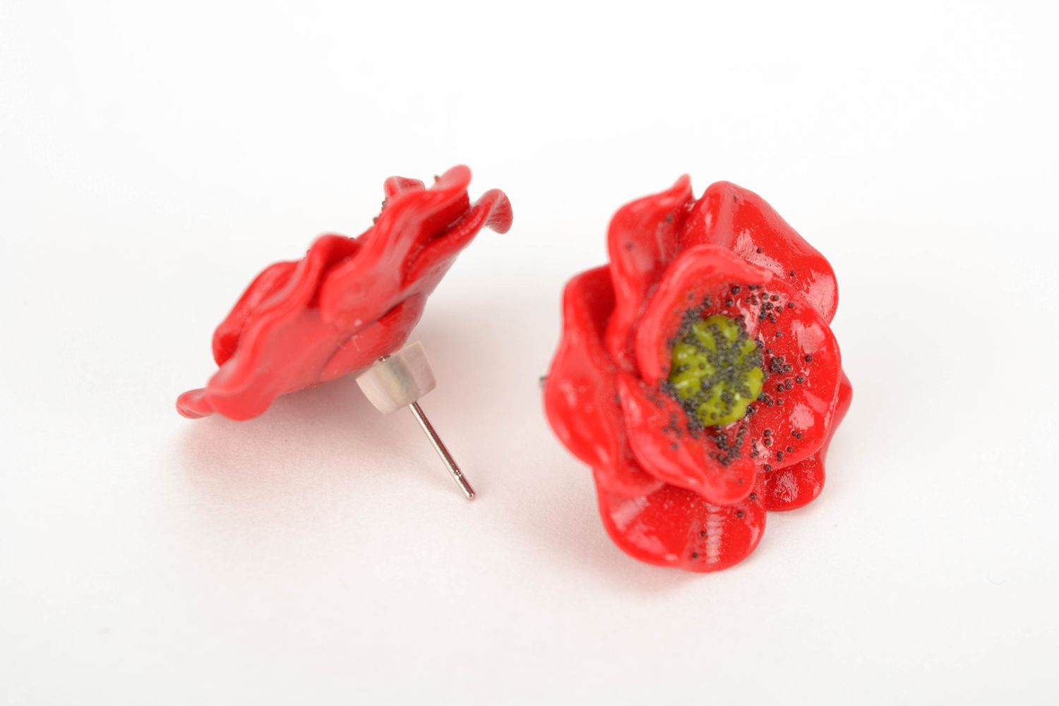Серьги-гвоздики из полимерной глины в виде красных маков фото 4