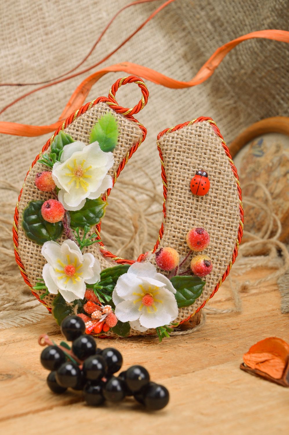 Herradura decorativa de arpillera adornada con flores y bayas hecha a mano foto 1