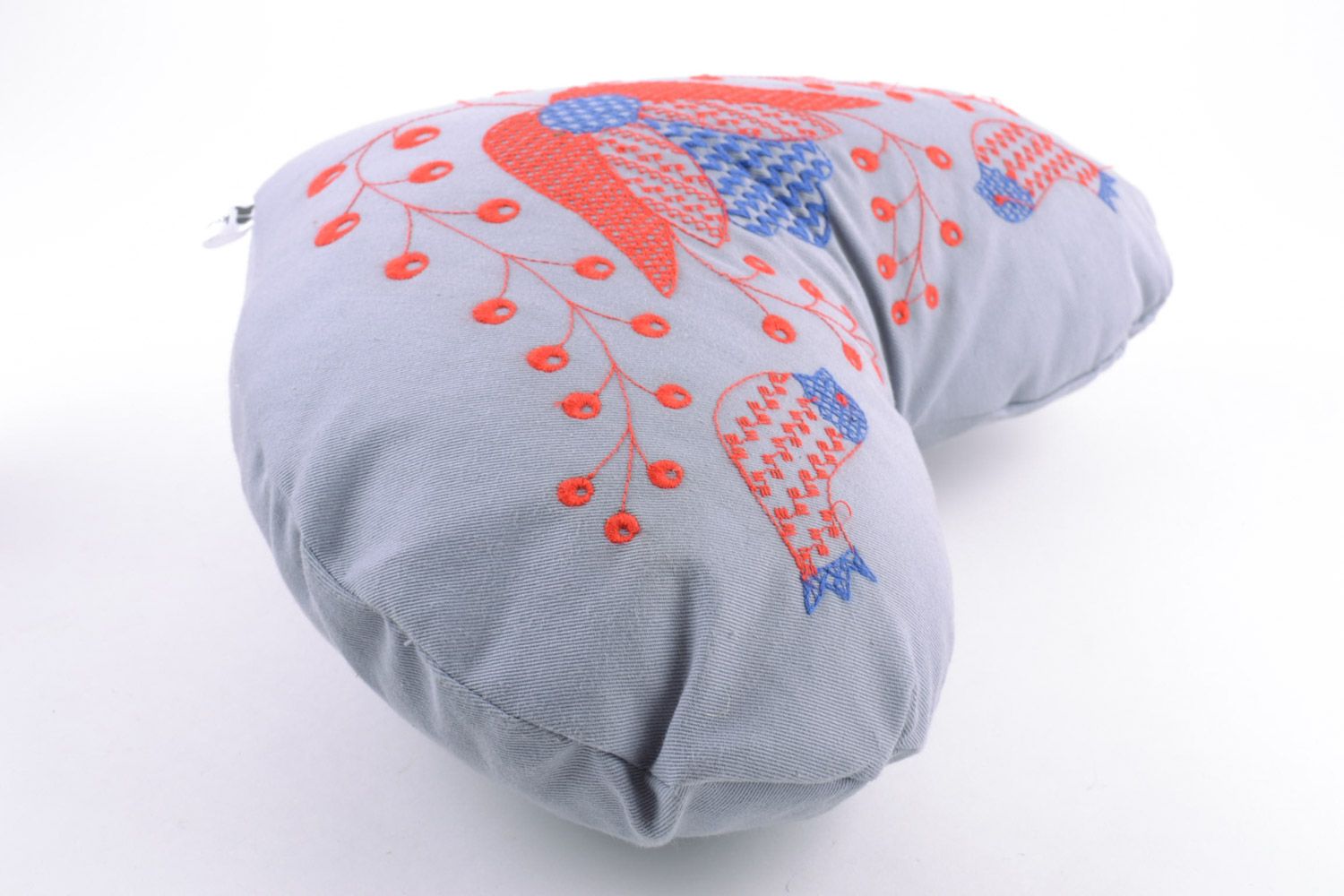 Красивая мягкая диванная подушка ручной работы с вышивкой тканевая в виде сердца фото 4