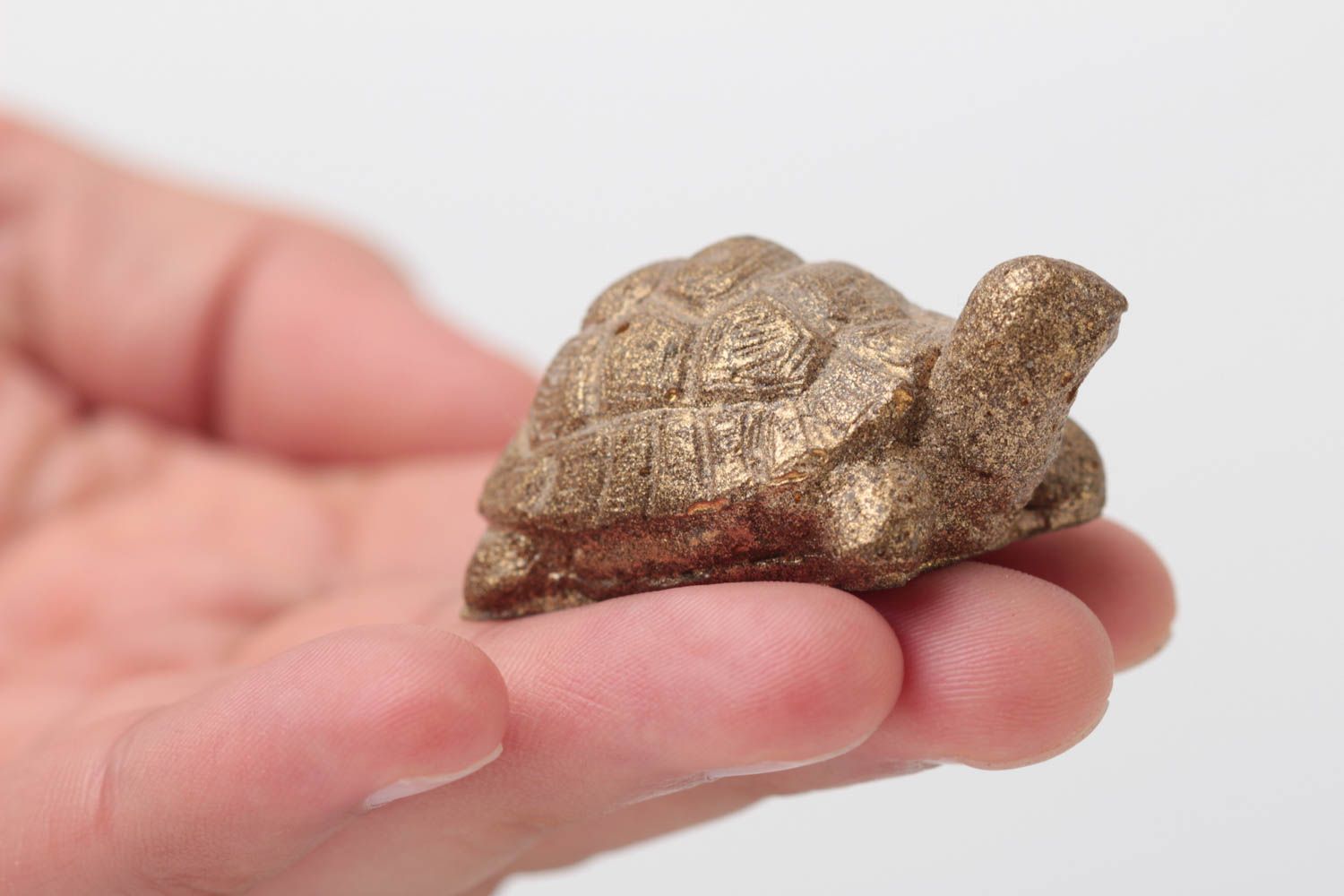 Статуэтка из полимерной смолы в виде черепахи миниатюрная под бронзу хенд мейд фото 5