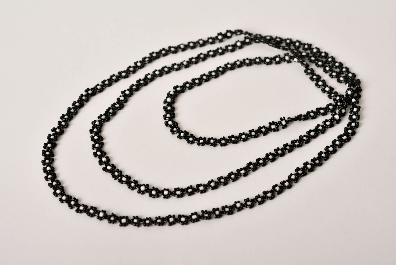 Collier perles de rocaille Bijou fait main Fleurs noires Accessoire femme photo 1