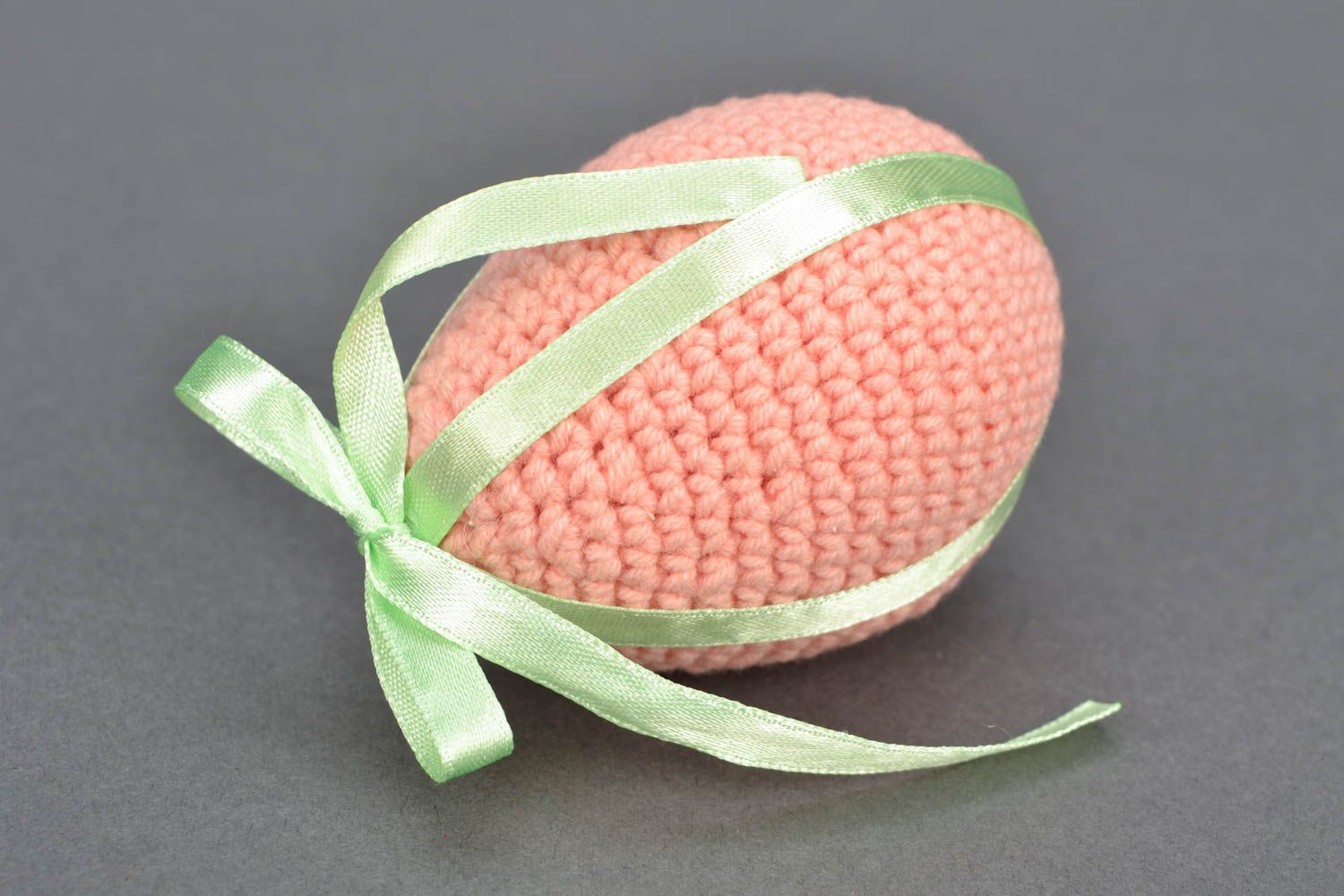 Вязаное пасхальное яйцо розовое с ленточкой фото 1