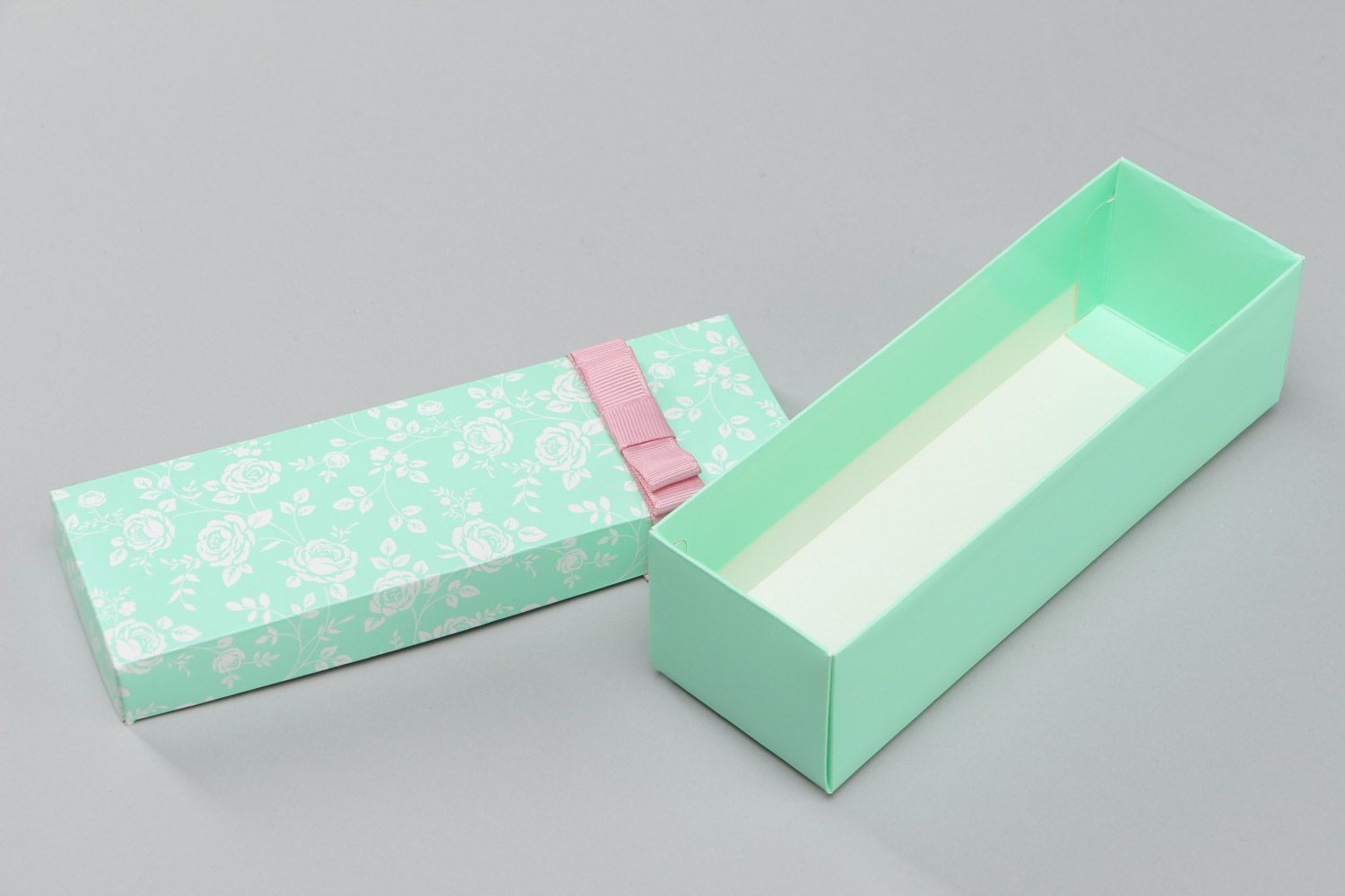 Коробка декоративная цвета мяты с нежно-розовым бантом ручной работы длинная фото 4