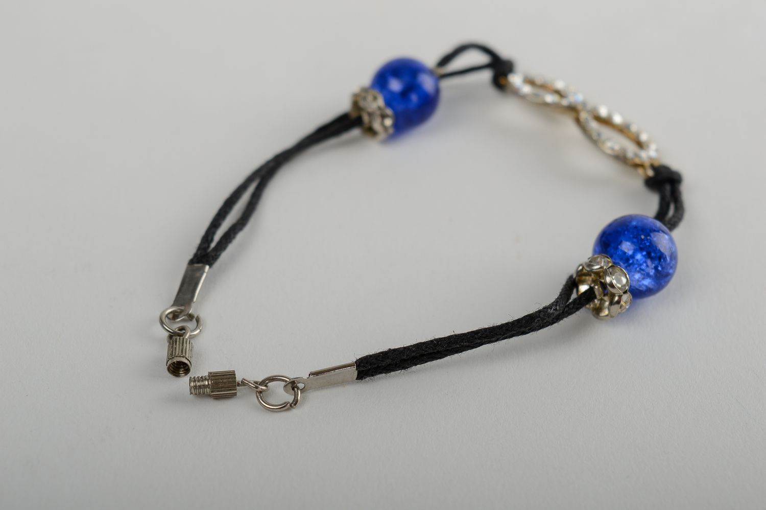 Bracelet noir Bijou fait main lacet perles fantaisie bleues Accessoire femme photo 4