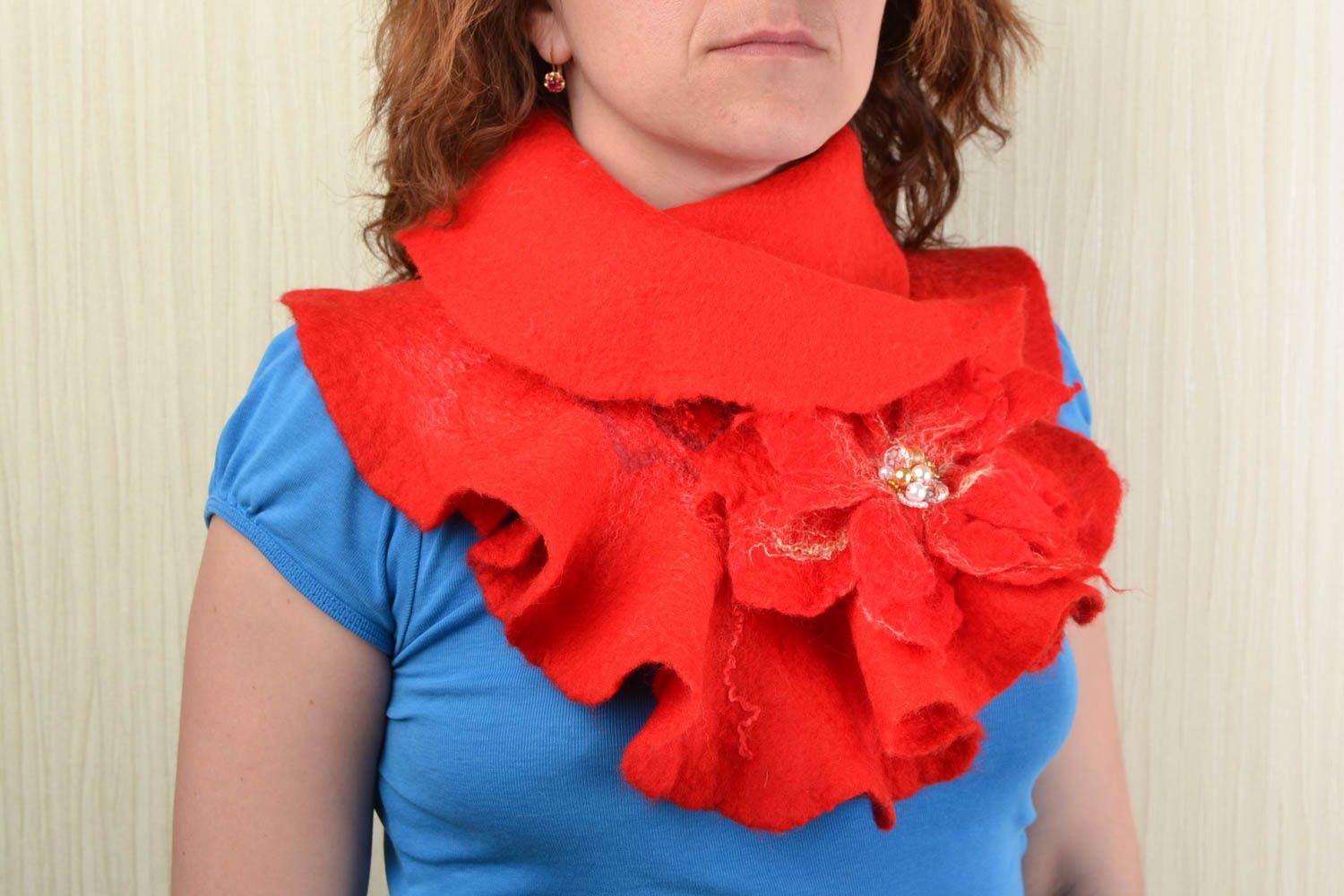 Eleganter roter Schal aus Filzwolle mit Brosche Blume von Handarbeit schön foto 2