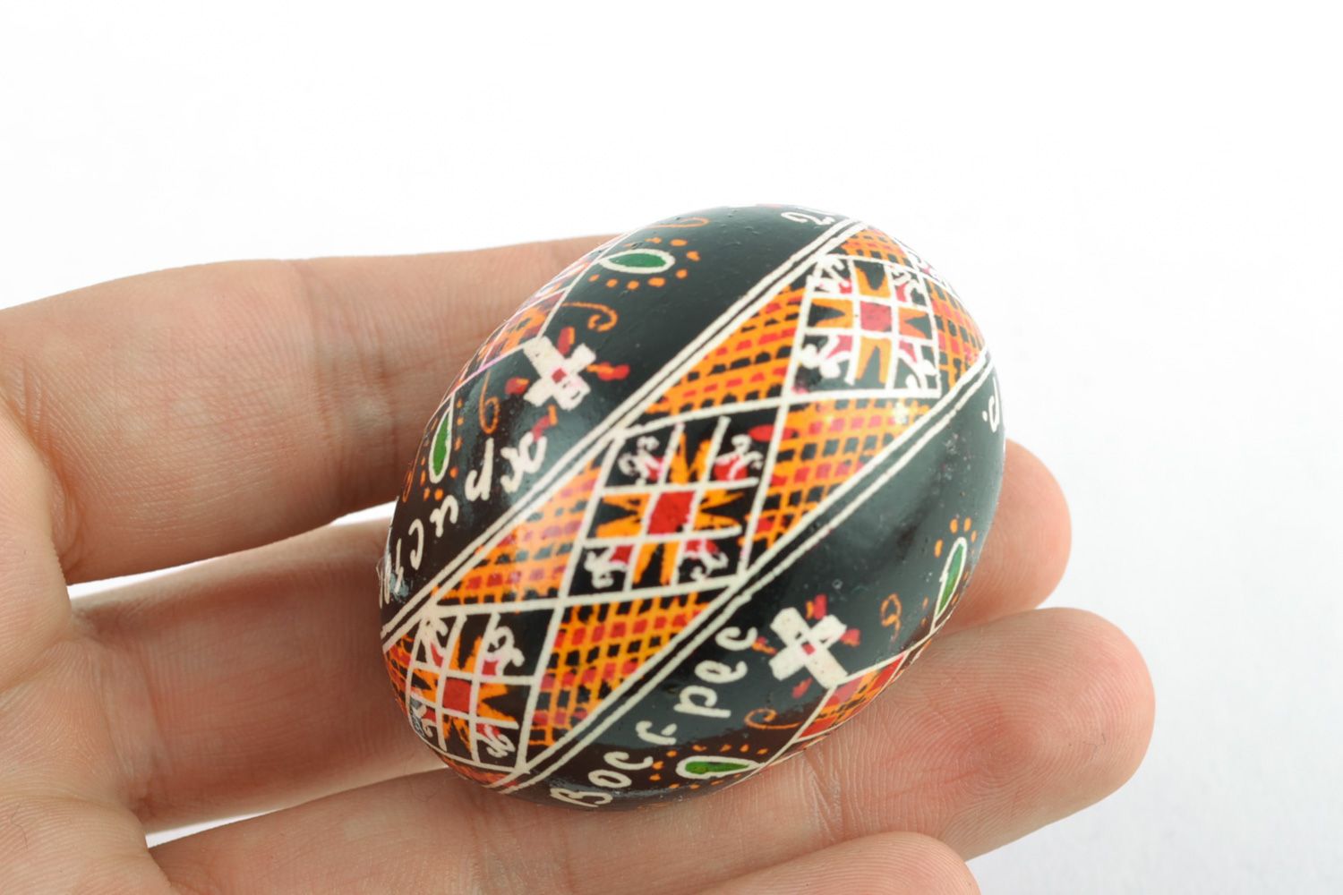 Oeuf de Pâques peint de colorants d'aniline fait main noir avec ornements photo 2