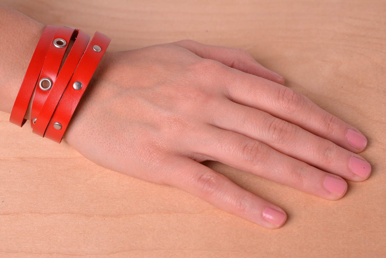 Bracelet cuir Bijou fait main rouge Accessoire femme design de créateur photo 2