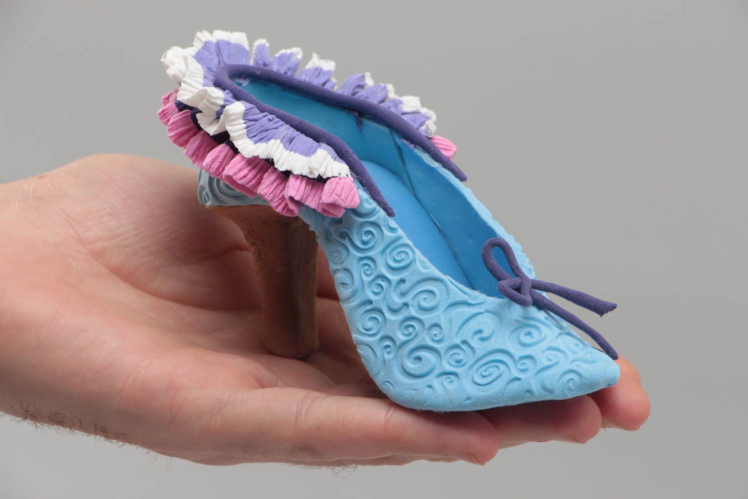 Figurine en pâte polymère petite bleue faite main sous forme de soulier photo 5