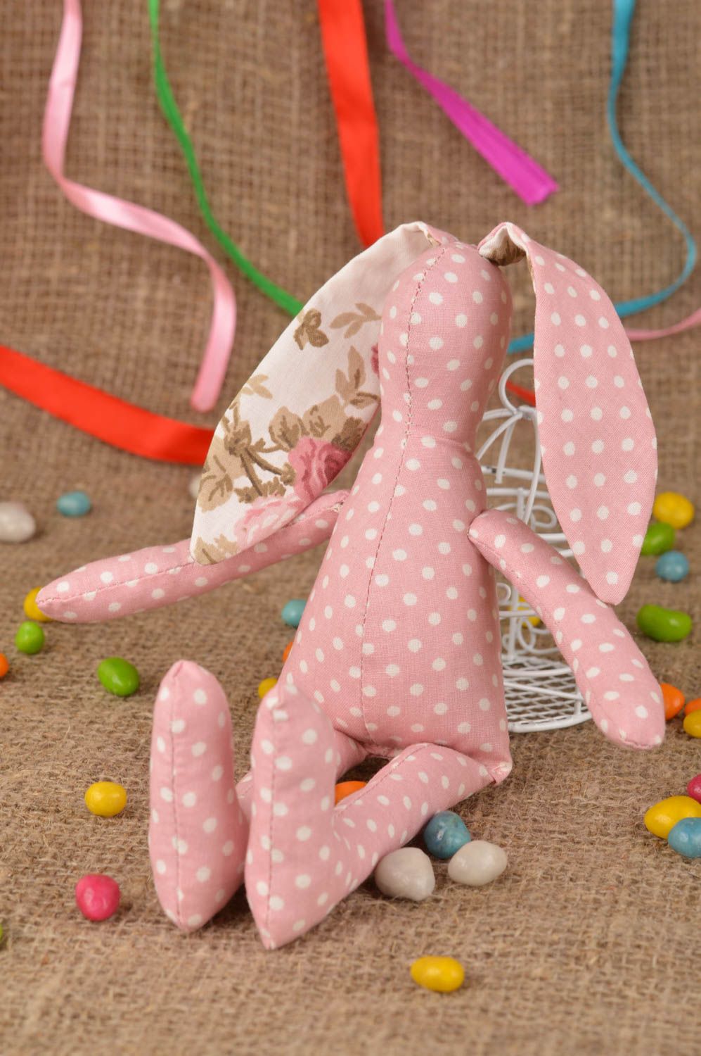 Schönes handmade Kuscheltier Hase aus Baumwollstoff rosa mit weißen Punkten foto 1