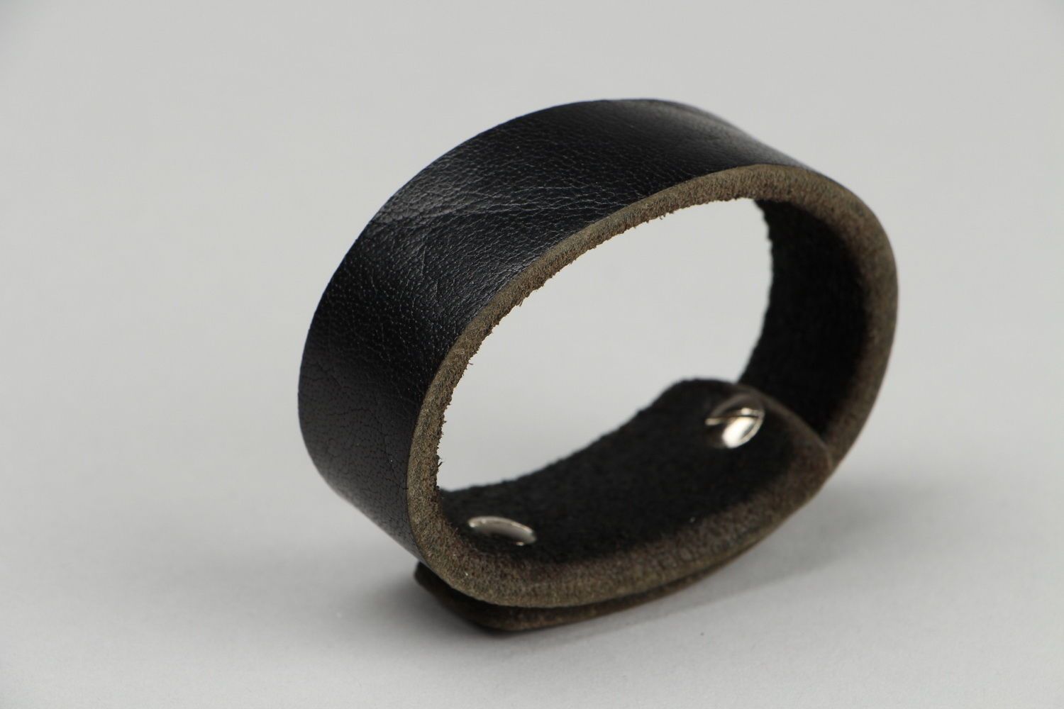 Bracelet en cuir large noir fait main photo 2