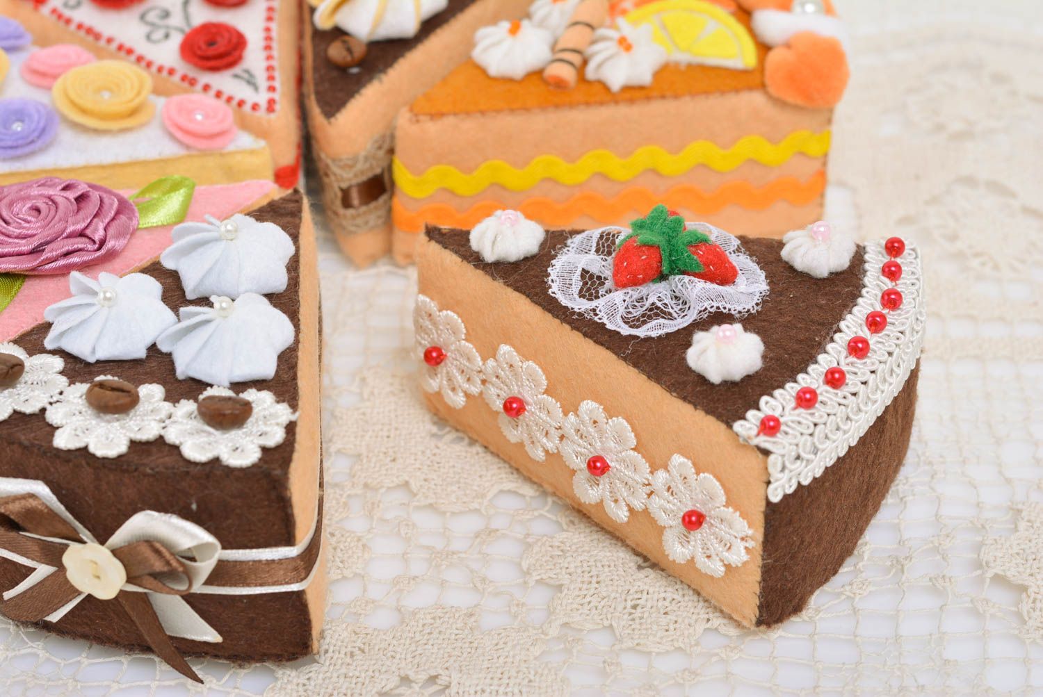 Pique-aiguilles gâteau au chocolat en feutre et satin fait main pour couture photo 5