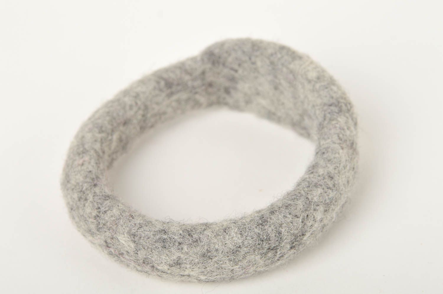 Handmade Schmuck Armband aus Stoff Accessoire für Frauen gefilzt grau elegant foto 5