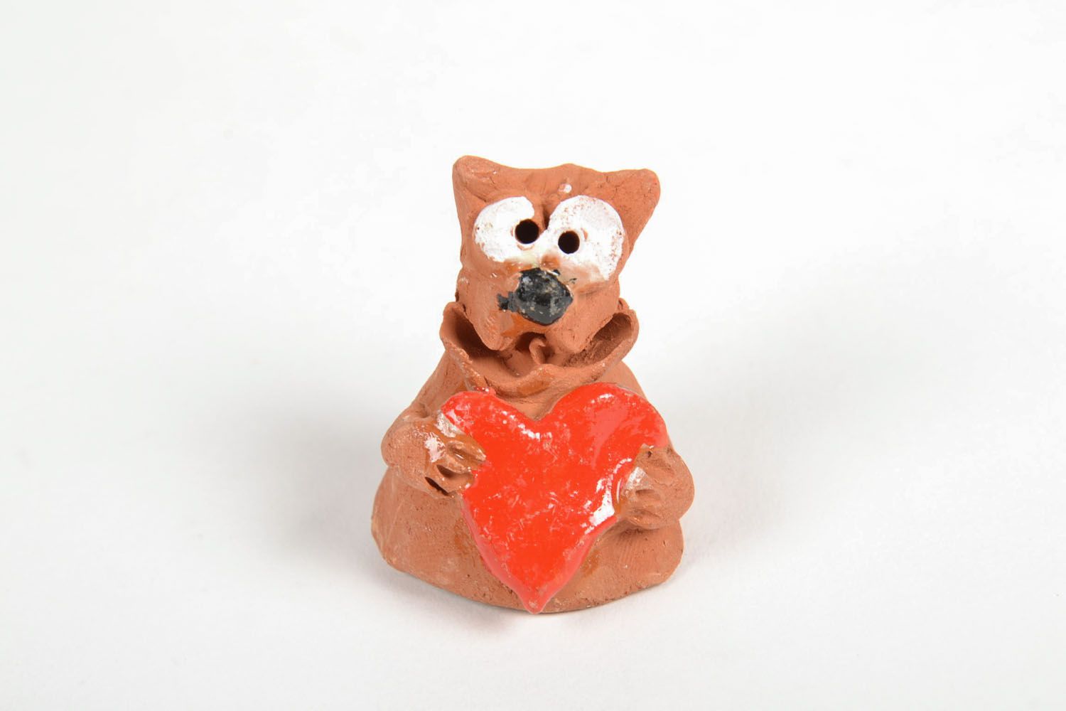 Estatueta de cerâmica gato com um coração foto 4