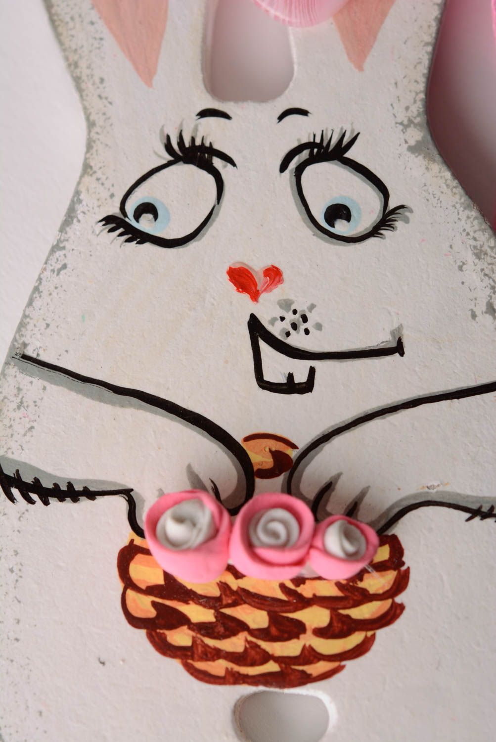 Kleiner handmade Holz Interieur Anhänger Hase mit Acrylfarben bemalt künstlerisch foto 2