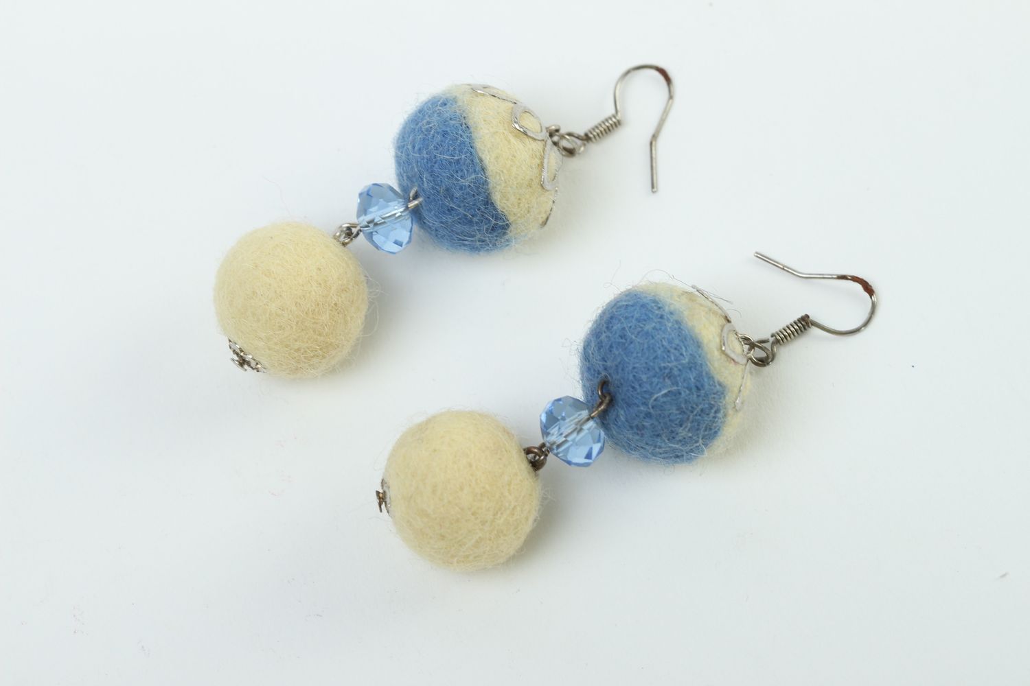 Handmade Damen Schmuck Ohrringe aus Filz Schmuck aus Wolle in Weiß und Blau foto 3