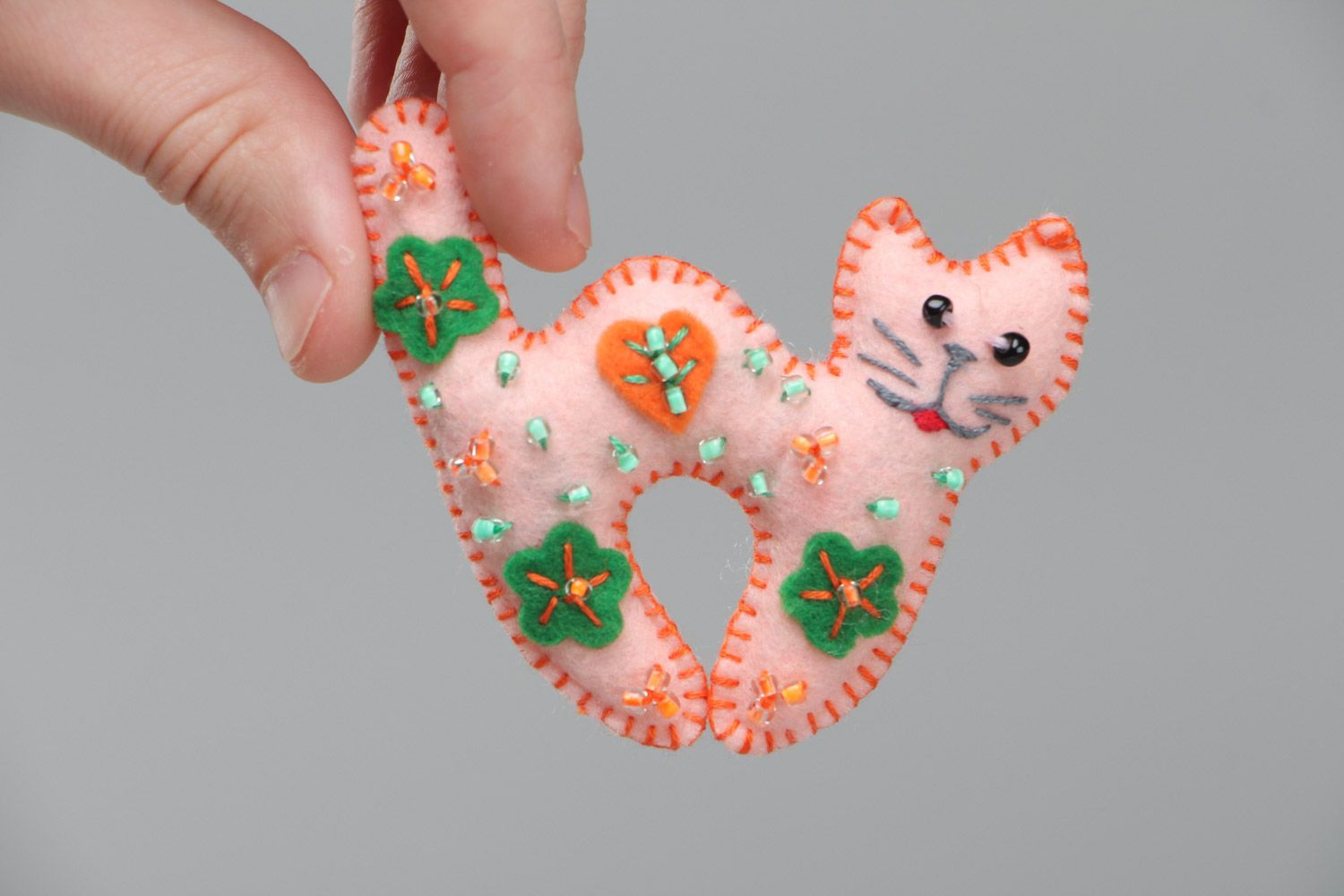 Игрушка ручной работы из фетра маленький котик розового цвета с бисером фото 5