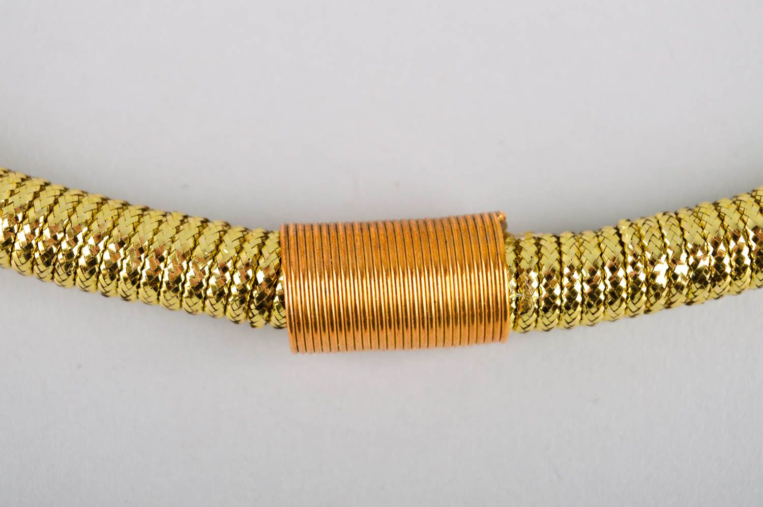 Плетеное колье ручной работы золотистое авторское ожерелье украшение на шею фото 3