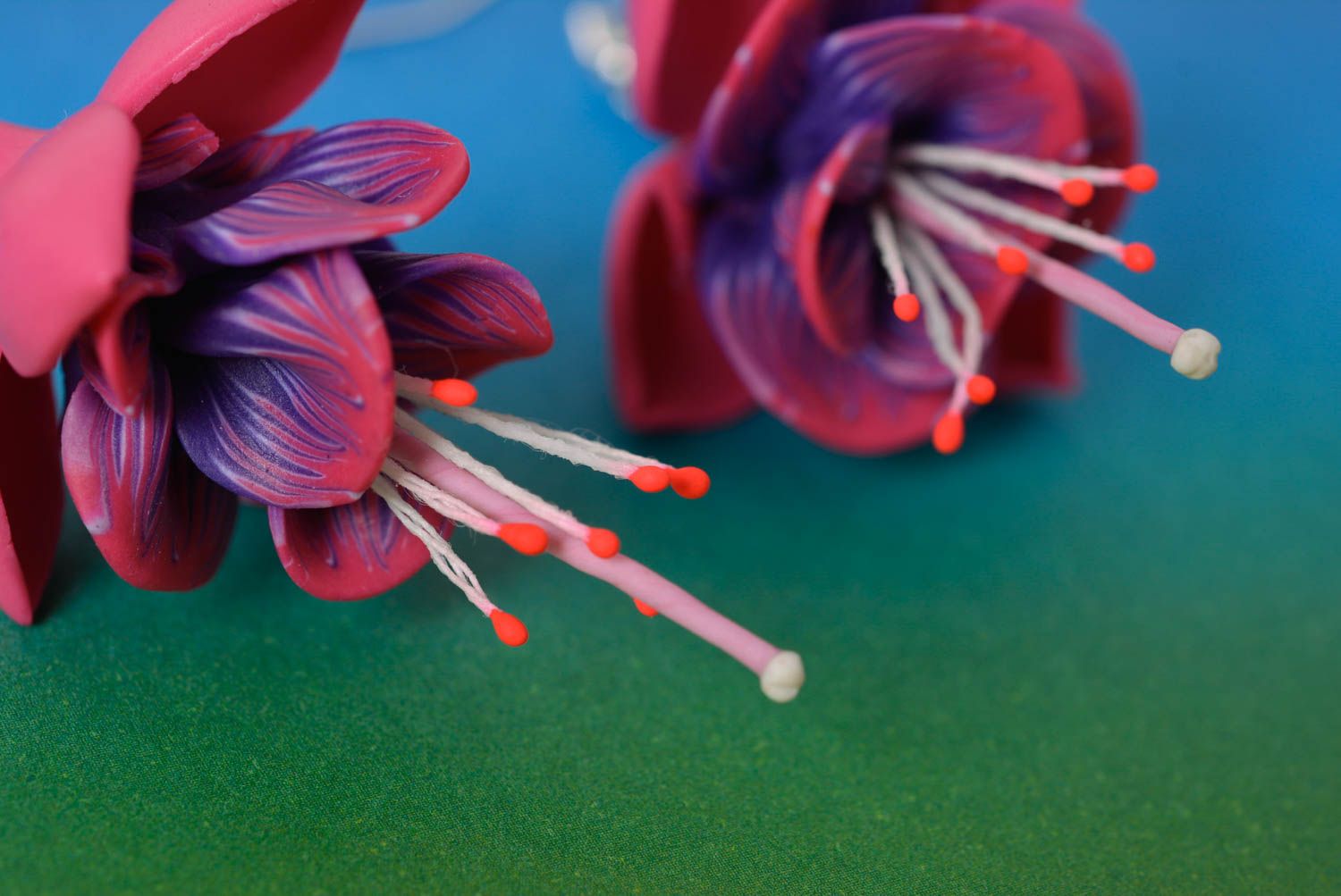 Boucles d'oreilles fleurs en pâte polymère faites main pendantes design photo 3