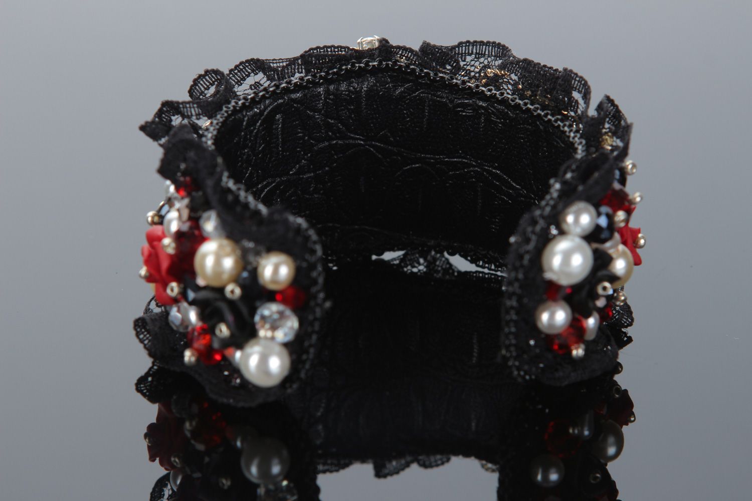 Schwarzes handgemachtes Armband mit Glasperlen und Rosen aus Polymerton für Abendkleid foto 3