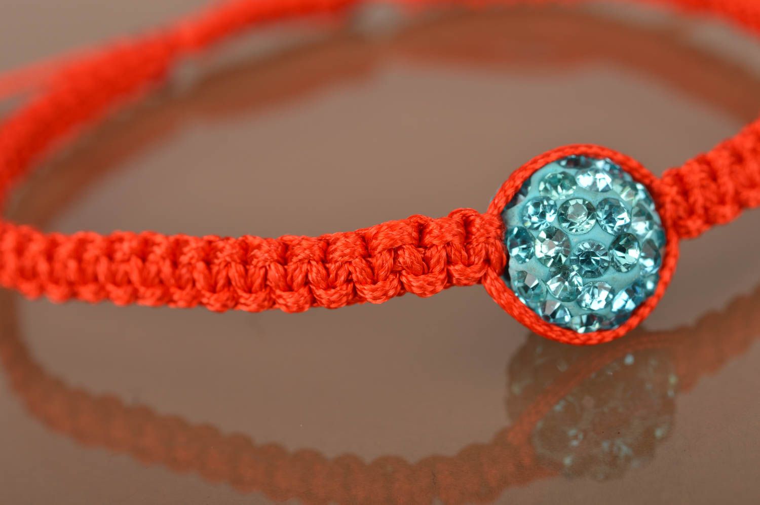 Rotes dünnes Armband handmade aus gewachster Schnur mit Perle voll Strasssteine  foto 2