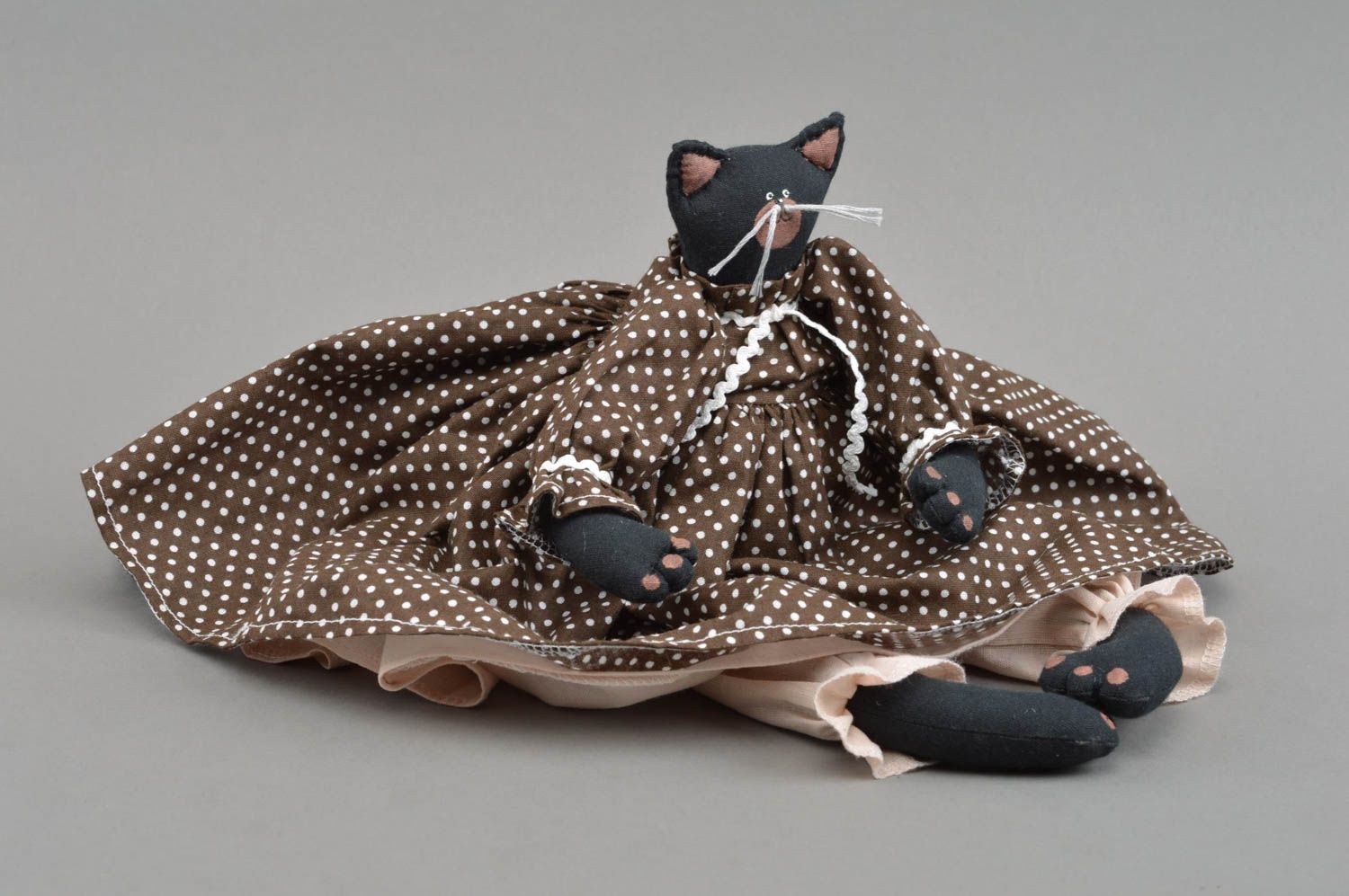 Мягкая игрушка кошка в красивом платье ручной работы авторская стильная фото 4