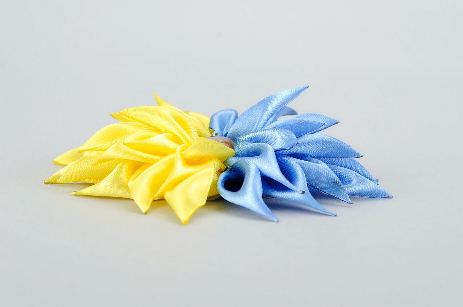 Fleur en tissu jaune et bleue photo 4