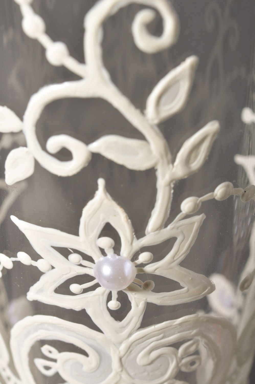 Свадебные бокалы набор из 2 шт белые с росписью лентами и бусинами ручная работа фото 4