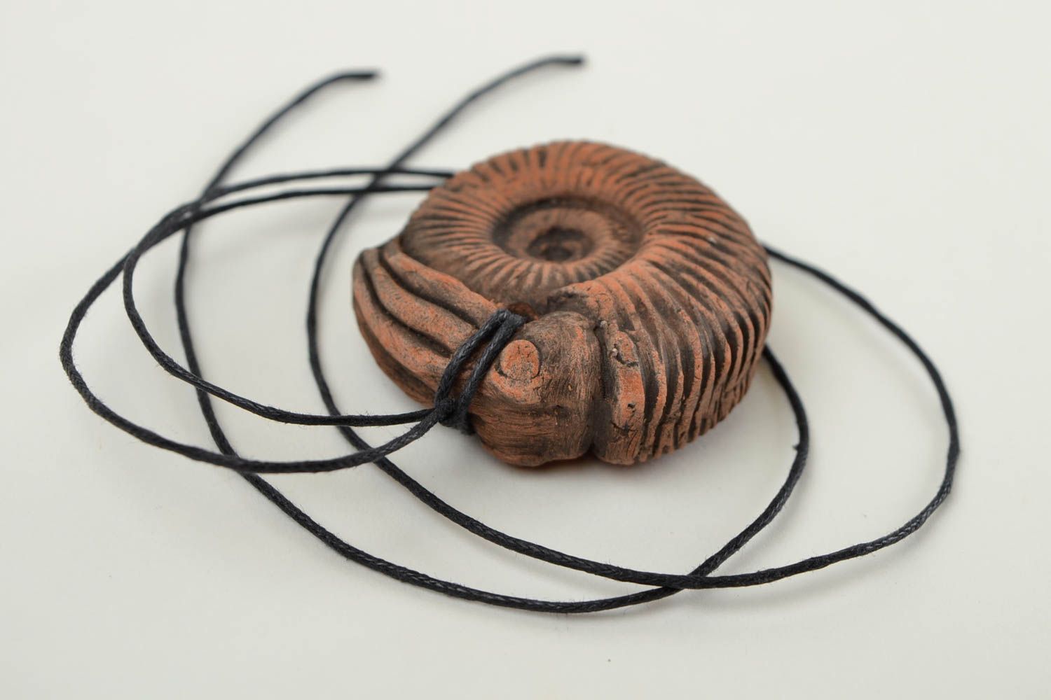 Pendentif terre cuite Bijou fait main ammonite marron Cadeau pour femme photo 1
