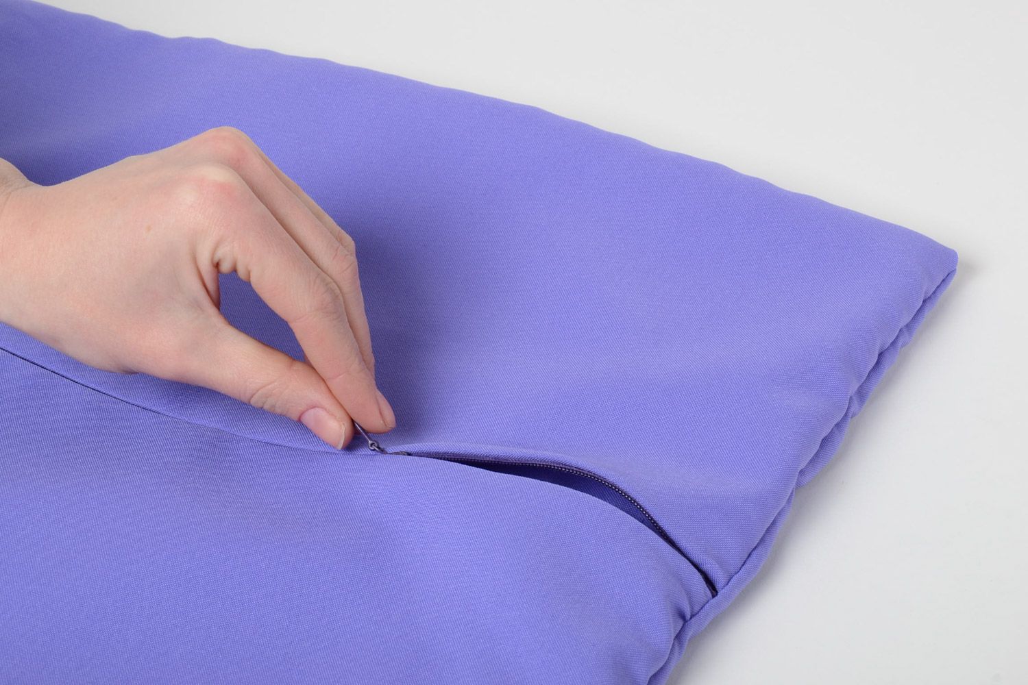 Funda para almohada artesanal bordada con cintas violeta blanca pequeña bonita foto 4