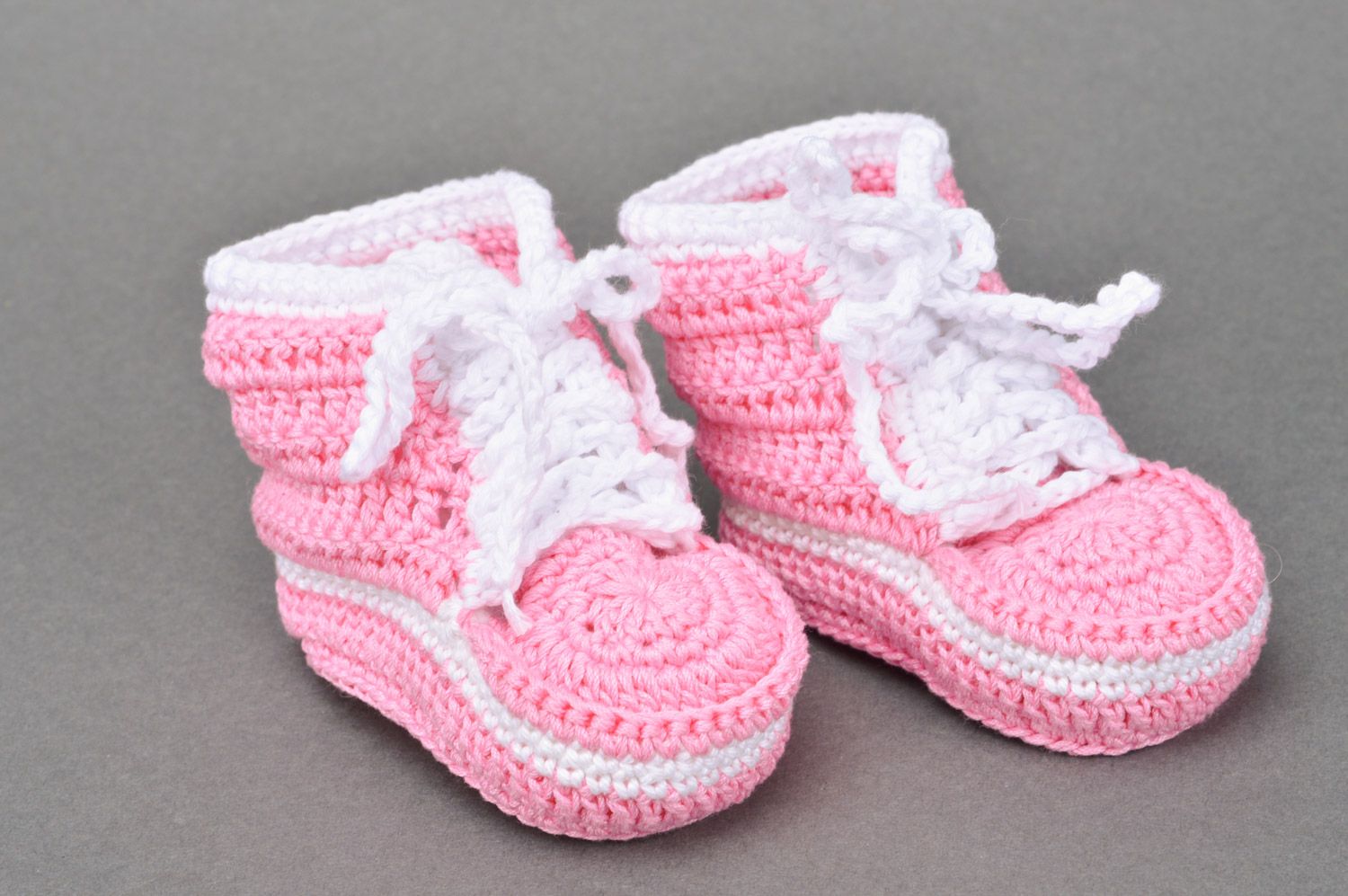 Handmade crocheted pink booties made of cotton in the form of sneakers for girls photo 2