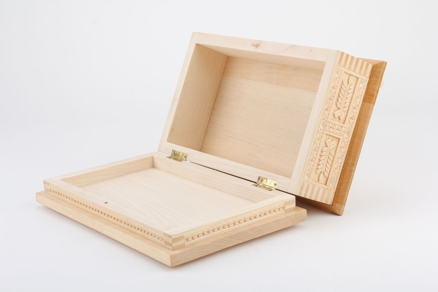 Boîte à bijoux en bois sculpté main photo 2