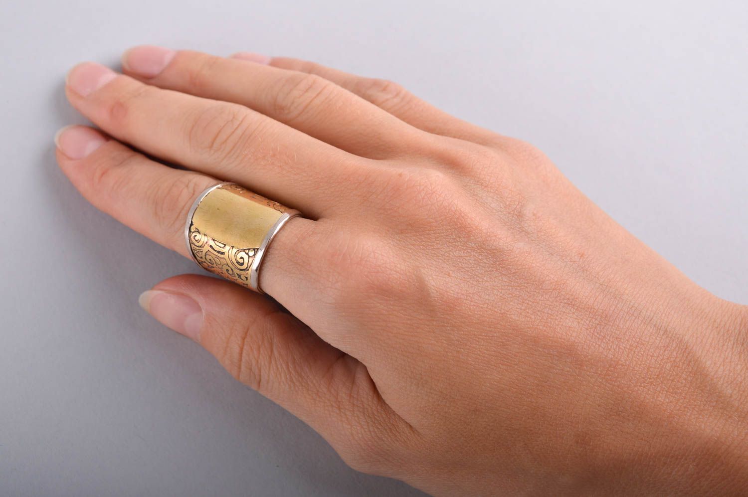 Кольцо ручной работы кольцо из мельхиора широкое металлическое украшение фото 5