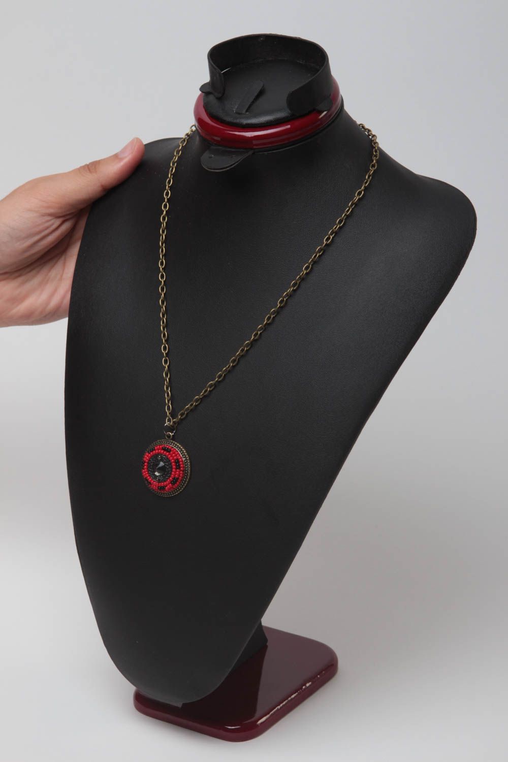 Pendentif rond Bijoux fait main Accessoire femme rond sur chaîne rouge photo 5