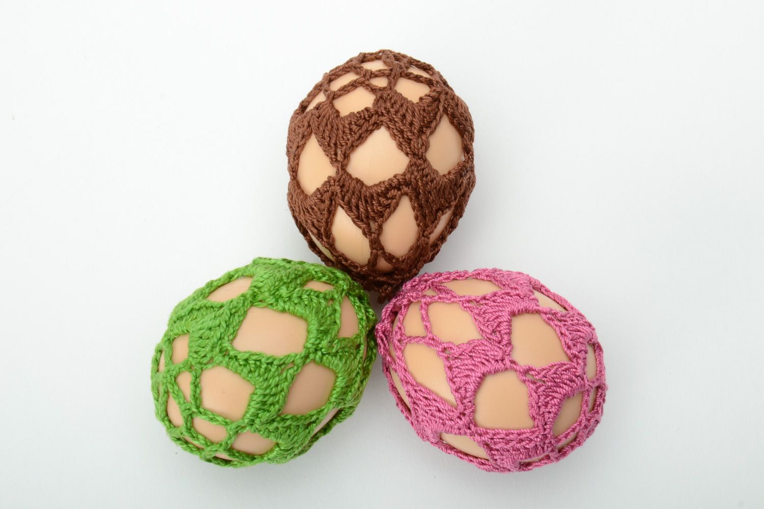 Colorful decorative handmade Easter eggs crochet over with threads 3 items photo 2