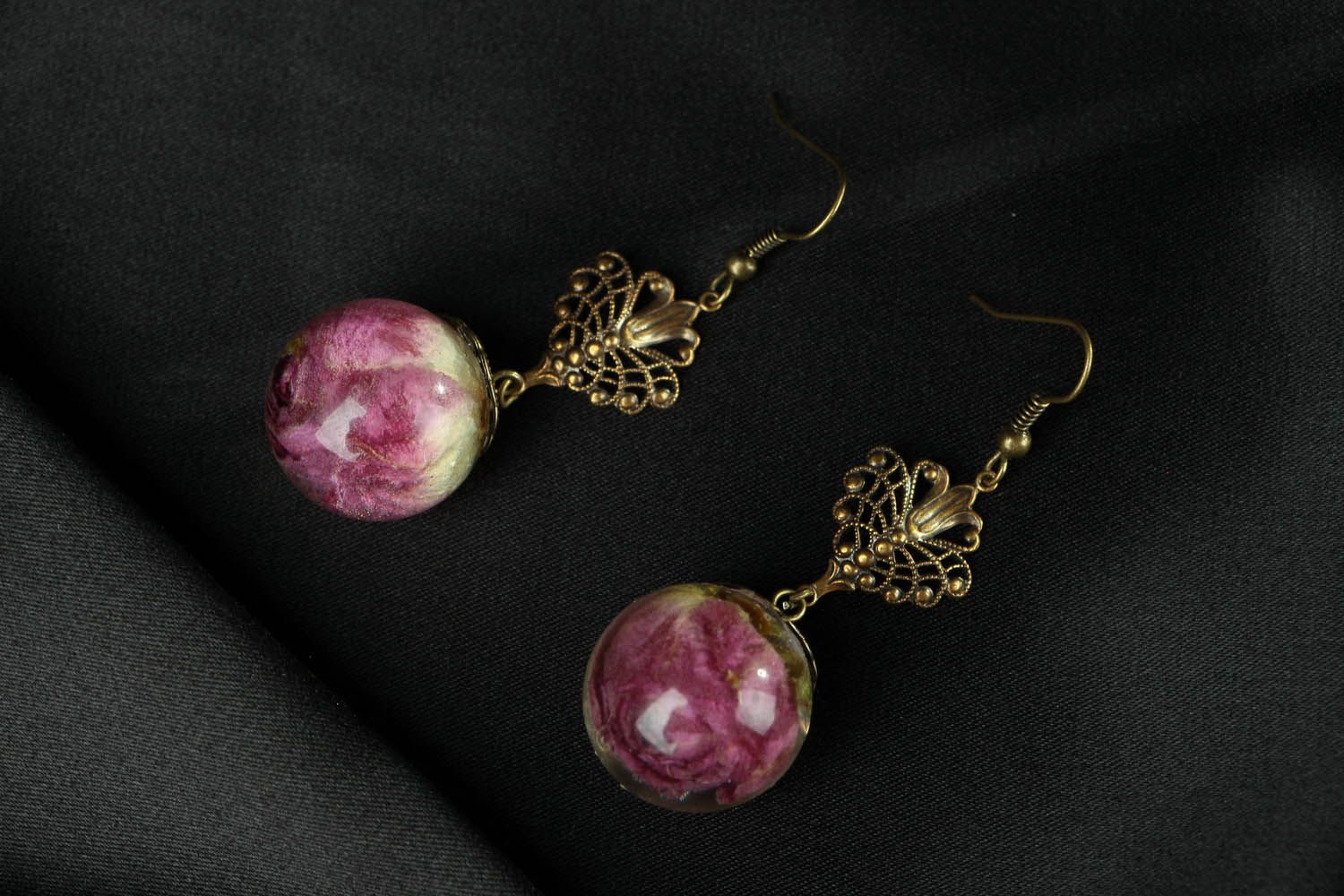 Earrings with Roses Made in Epoxy Resin photo 1