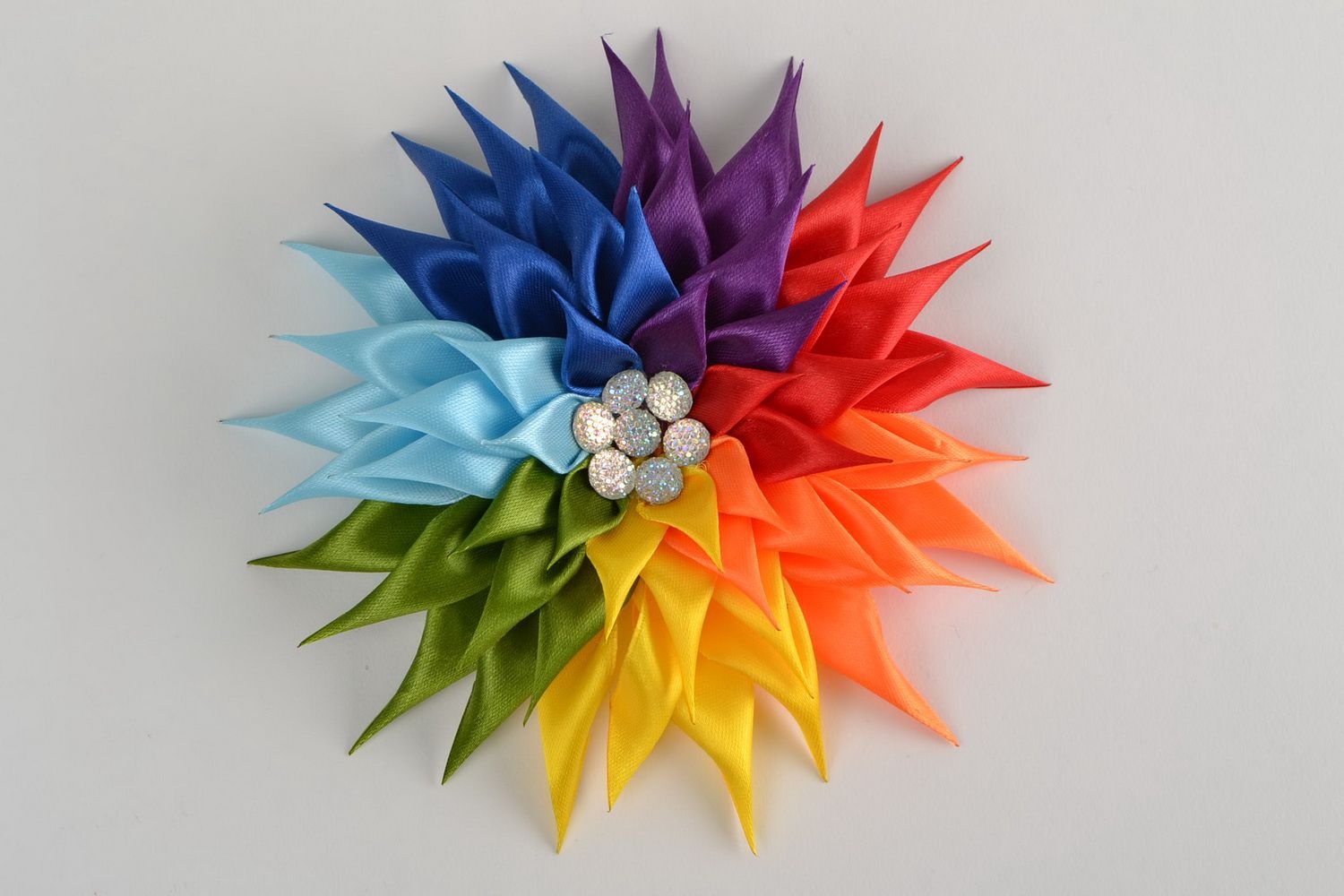 Coletero para el cabello con flor de cintas kanzashi artesanal arco iris foto 3