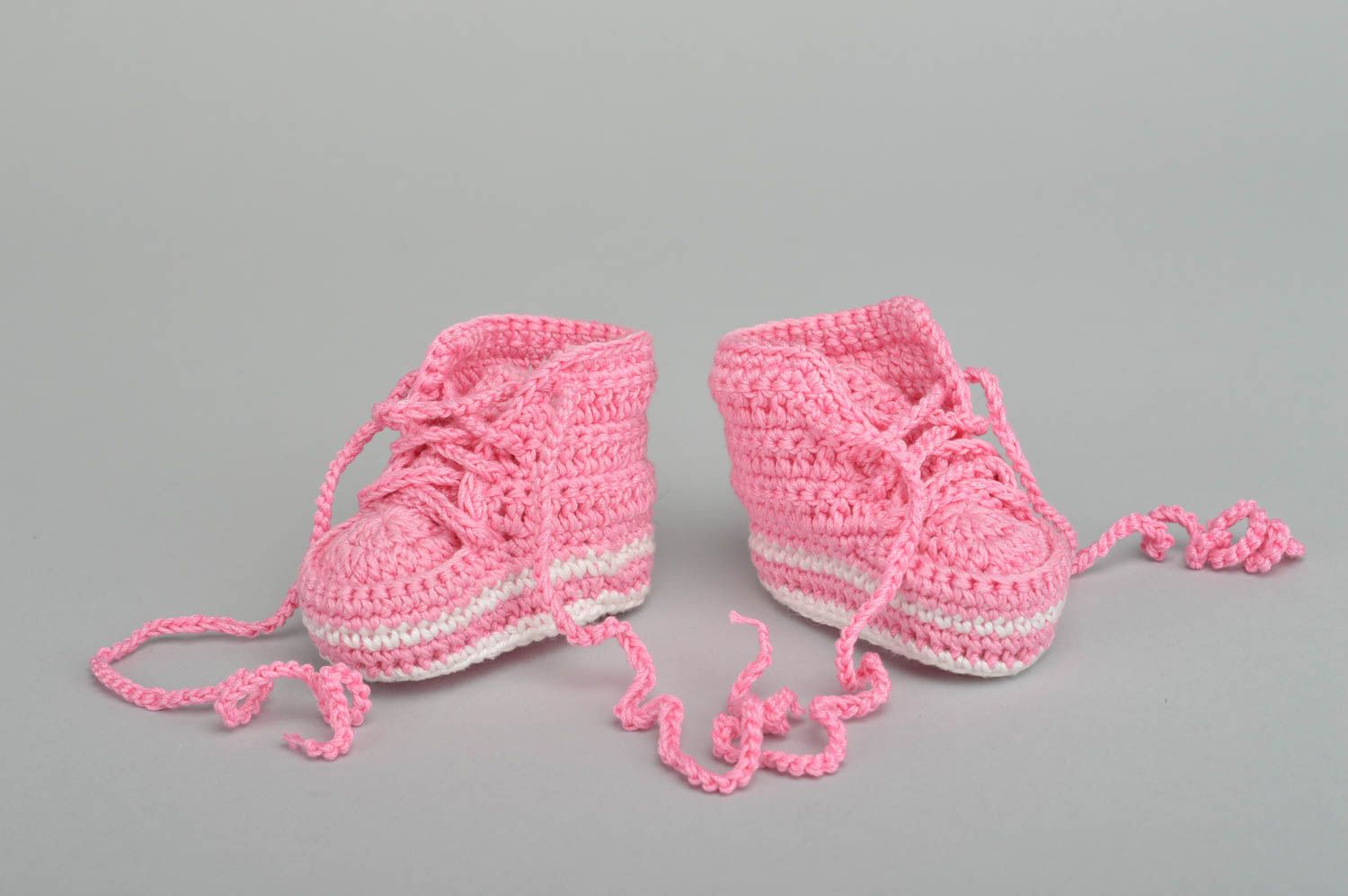 Handgefertigte Schuhe stilvolle gehäkelte Babyschuhe Geschenk für Kleinkinder foto 2