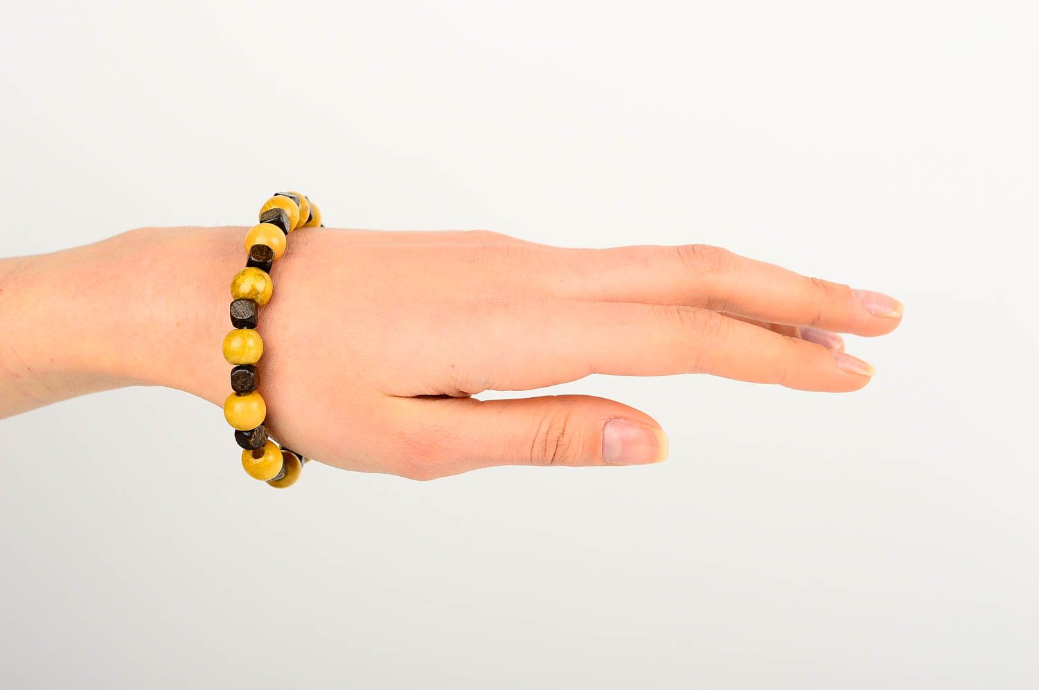 Bracelet perles de bois Bijou fait main noir jaune Accessoire femme photo 2