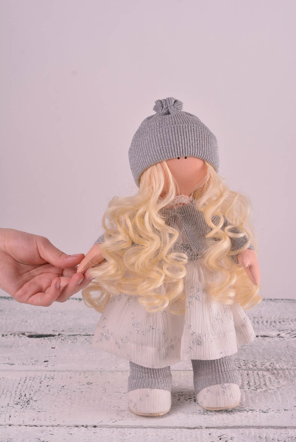Кукла ручной работы кукла из ткани мягкая кукла с белыми кудрями в шапке фото 2