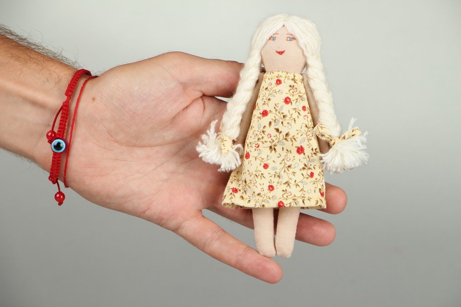 Puppe aus Baumwolle im Sommerkleid foto 1