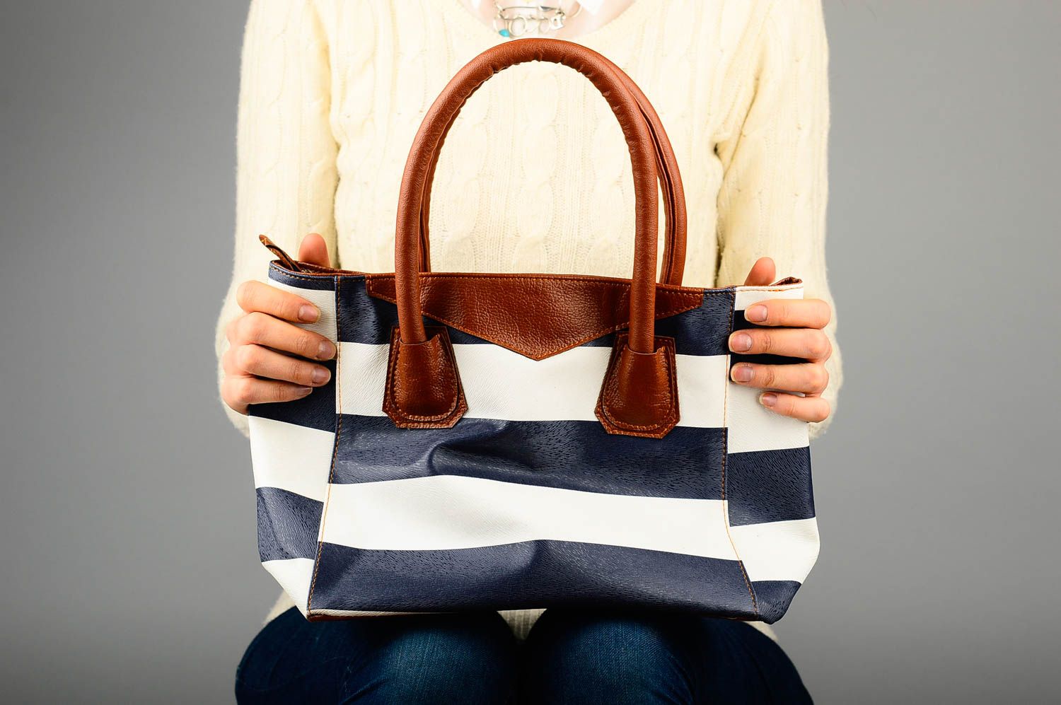 Сумка ручной работы сумка на плечо из кожзама женская сумка полосатая стильная фото 2