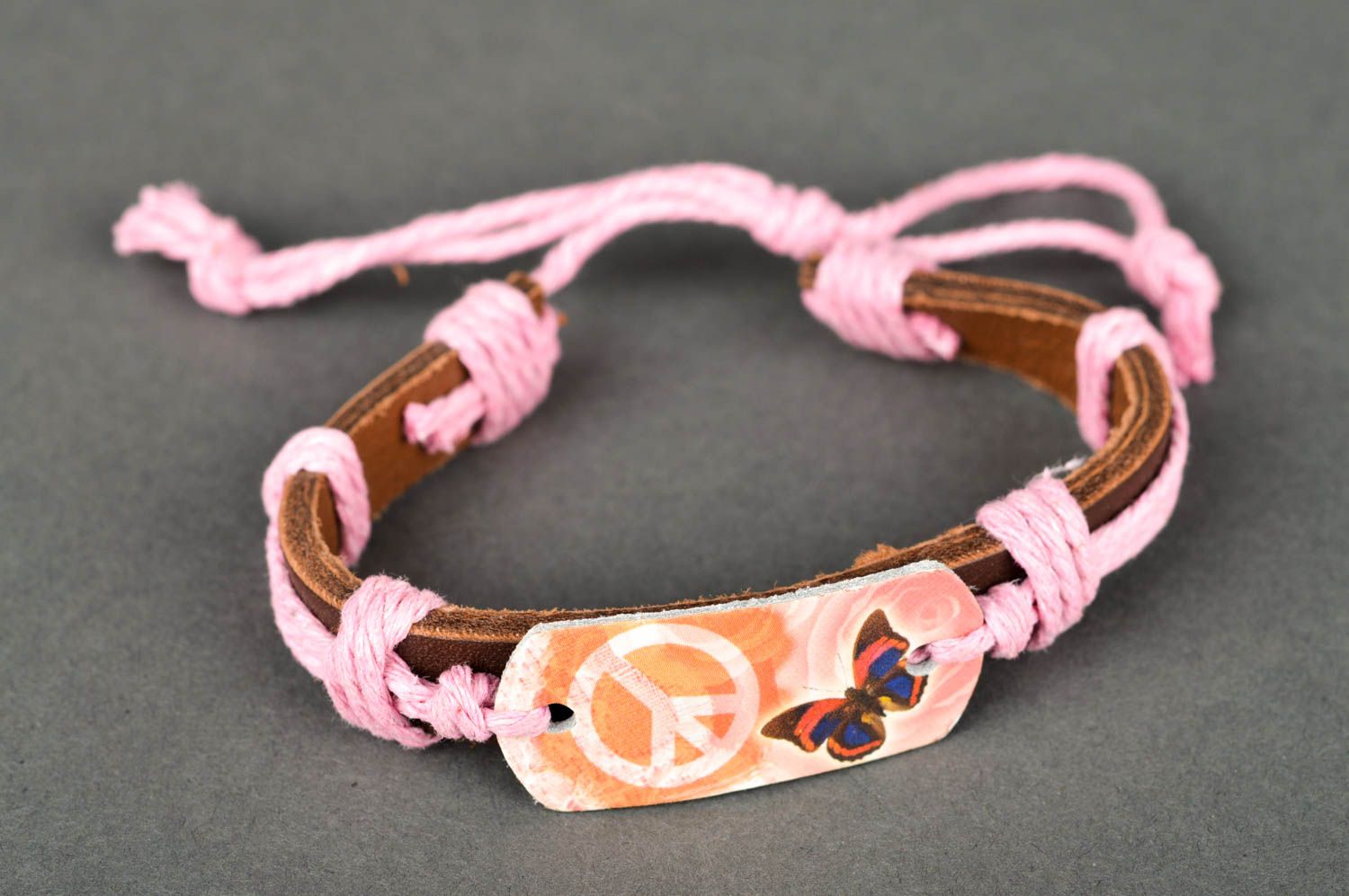 Широкий кожаный браслет ручной работы украшение из кожи браслет на руку розовый фото 2