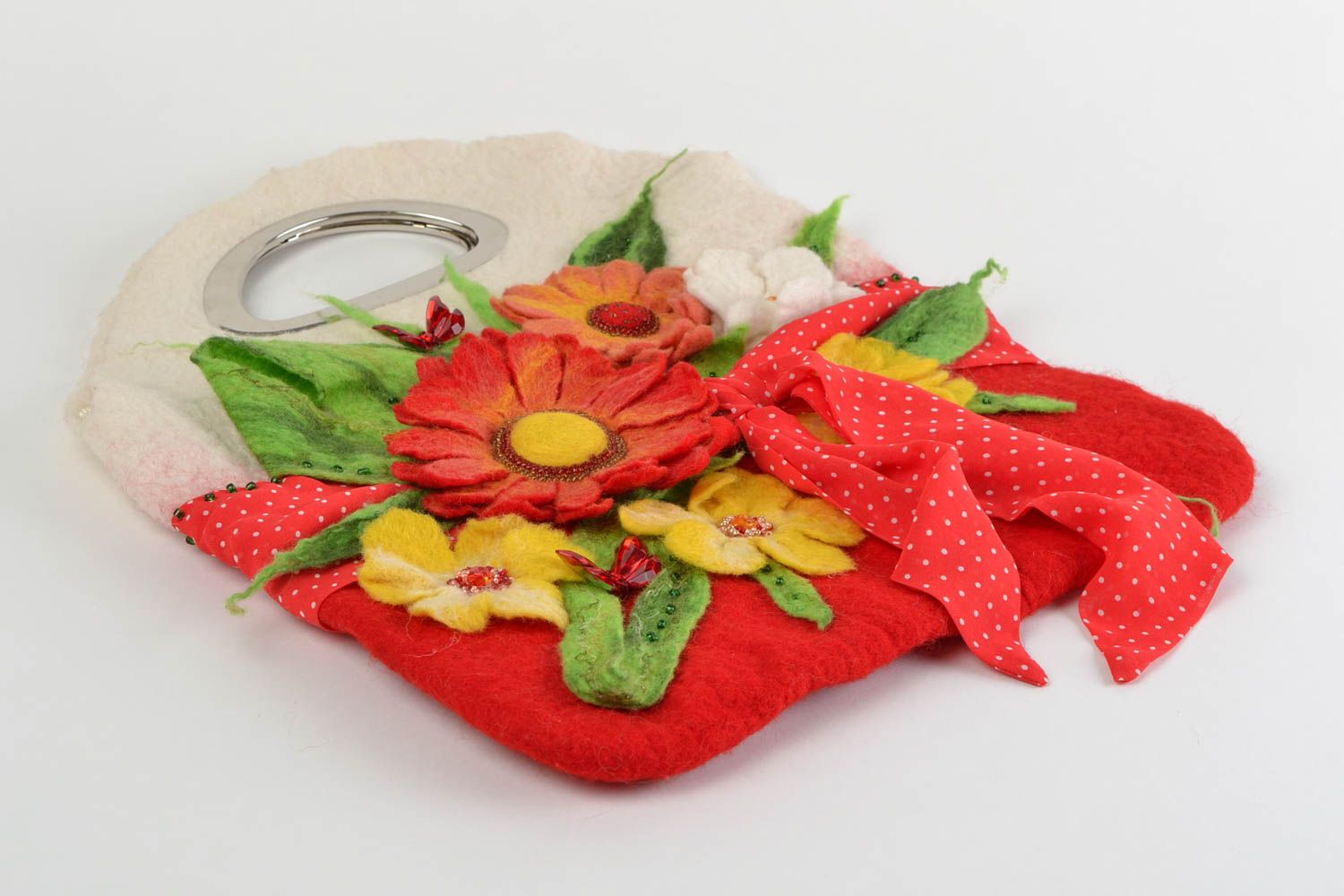 Sac à main en laine feutrée blanc et rouge fait main avec fleurs de créateur photo 3