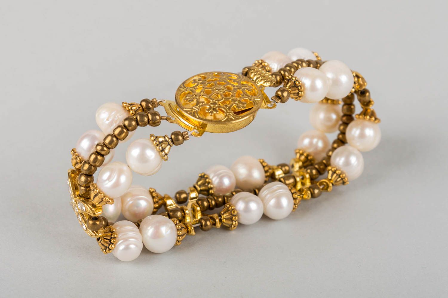 Elegant cute graceful designer handmade bracelet made of pearls and brass photo 5