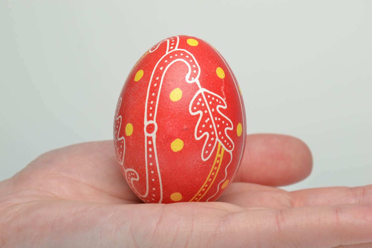 Oeuf de Pâques décoratif fait main original rouge avec ornement ukrainien  photo 5