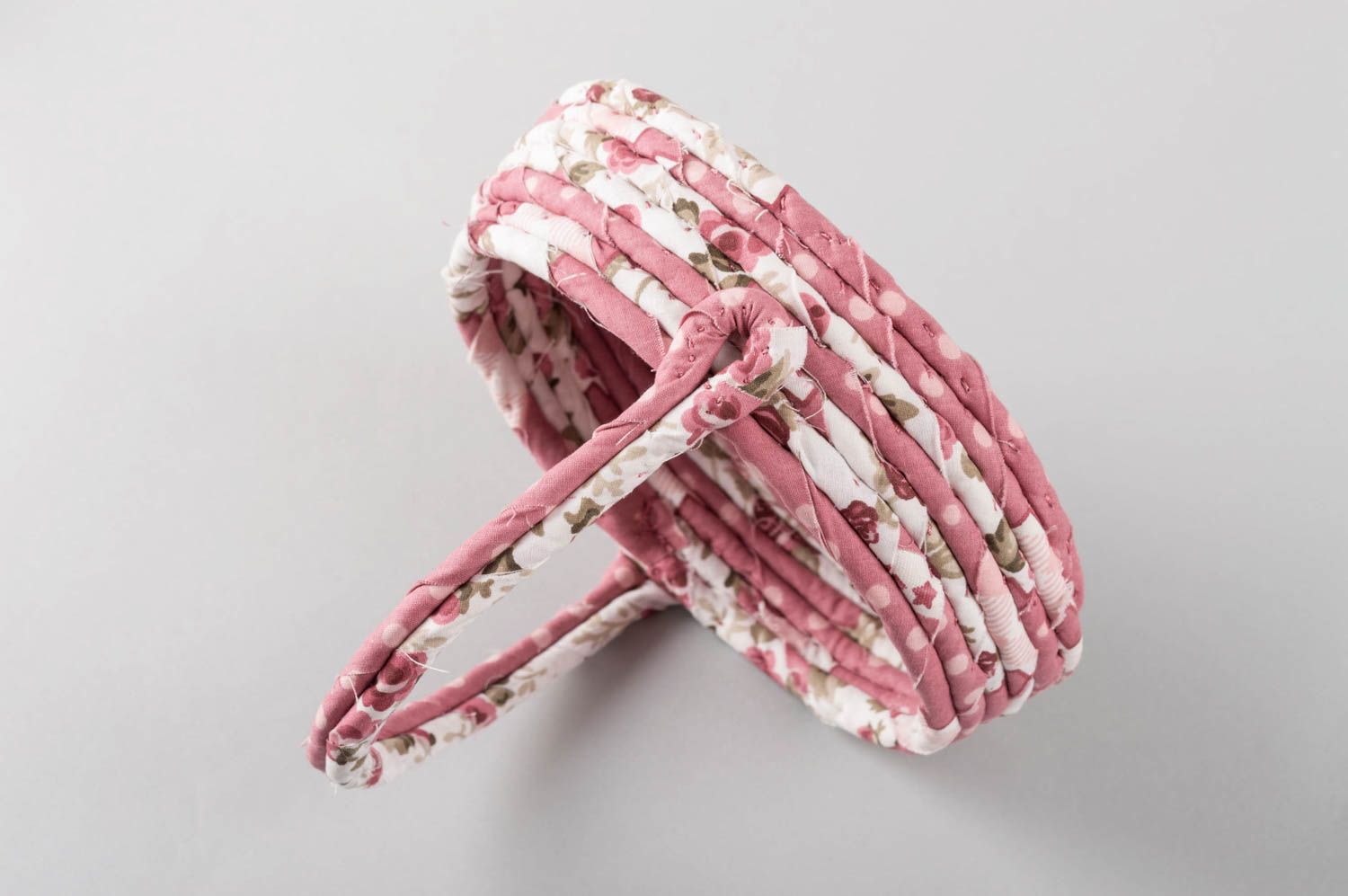 Корзина из веревки ситцевой ручной работы небольшая оригинальная розовая фото 3