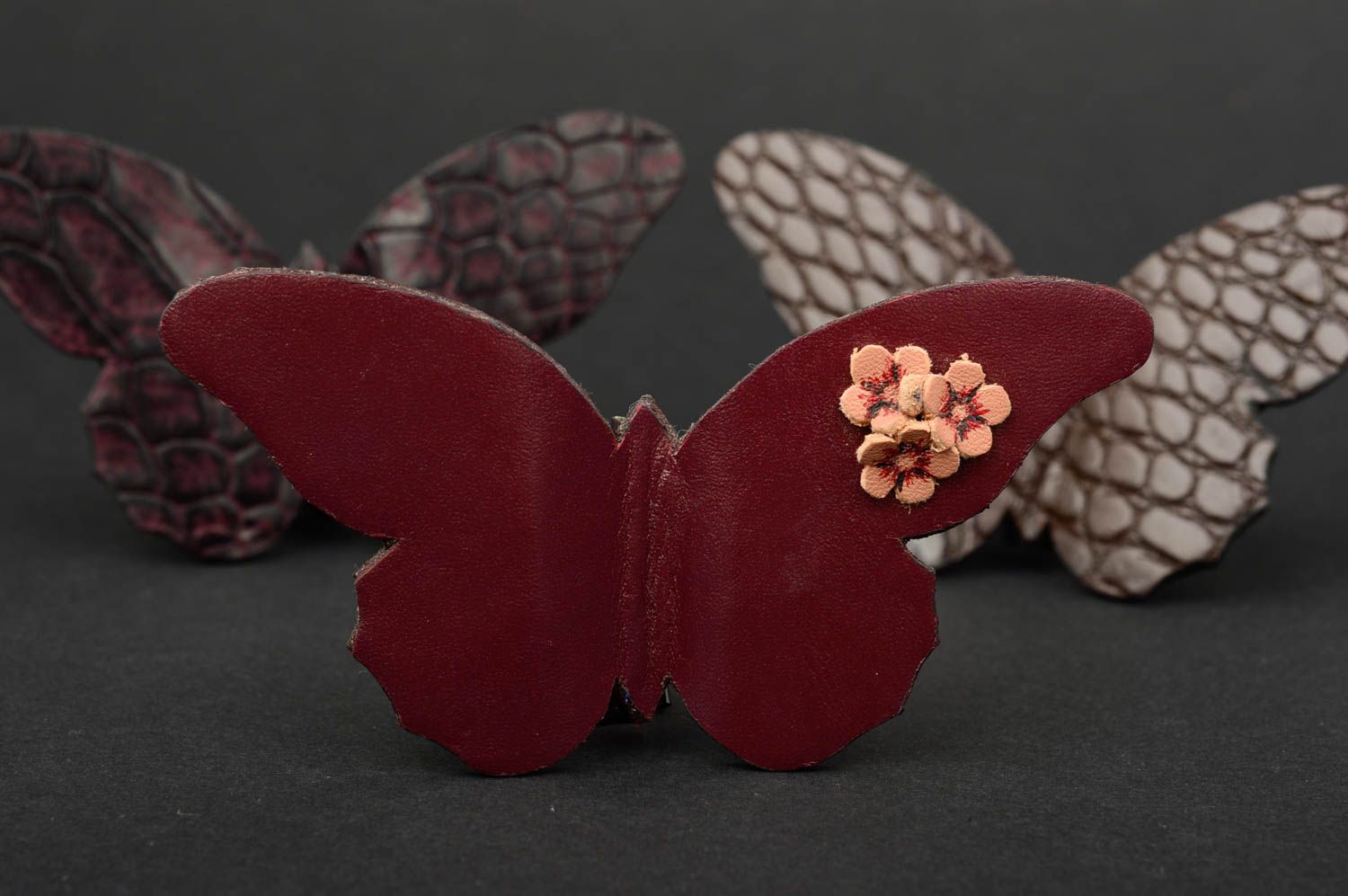 Broche originale faite main Bijou en cuir naturel papillon Cadeau femme photo 1