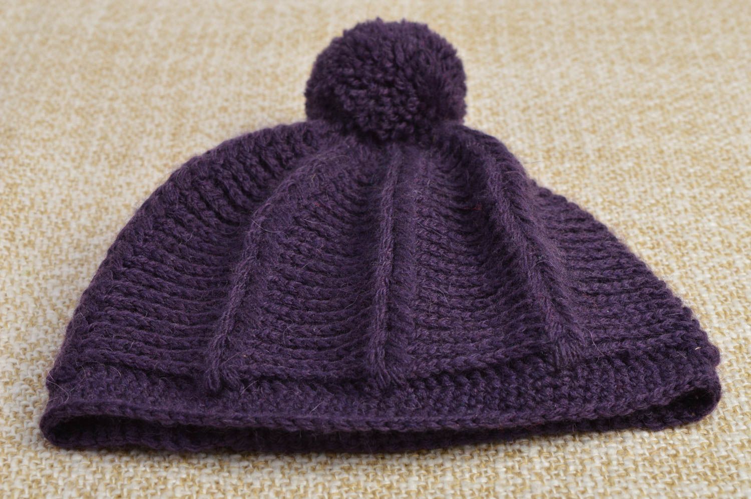 Bonnet tricot fait main Chapeau au crochet Vêtement enfant violet avec pompon photo 1